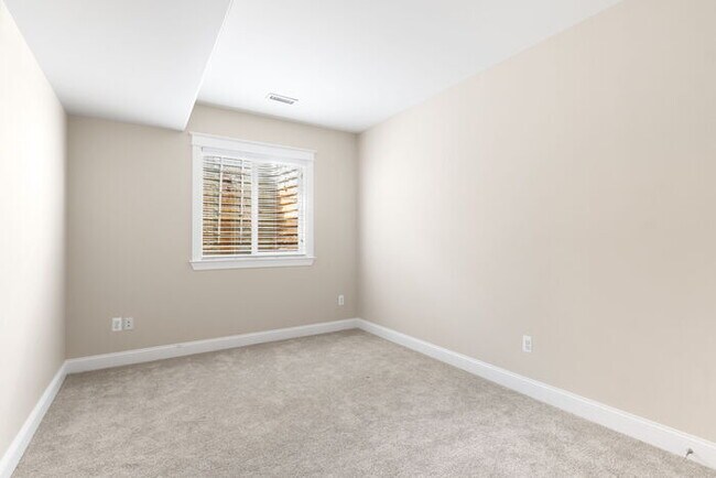 Building Photo - Spacious, modern 5 bed 4 bath home