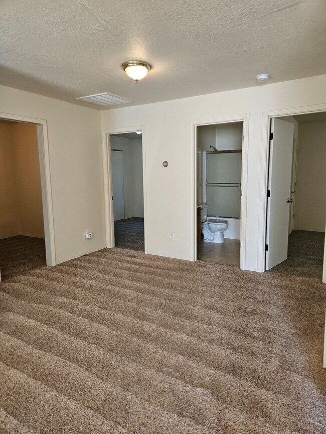 Building Photo - Clean Duplex