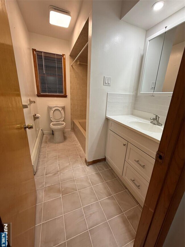 Building Photo - 967 E 23rd St