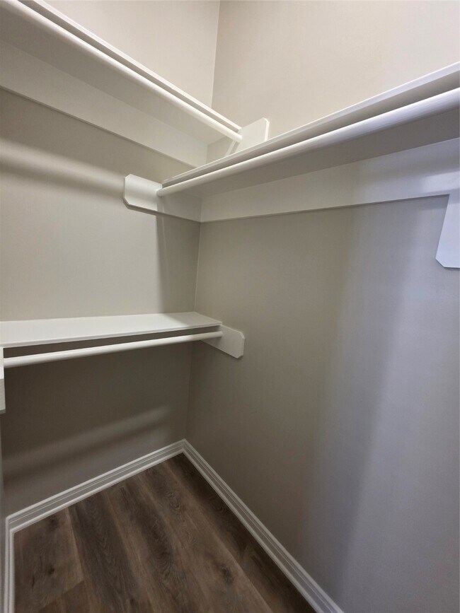 Building Photo - 2219 Lakewind Ln