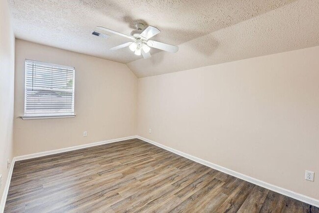 Building Photo - 2107 Collingsfield Dr