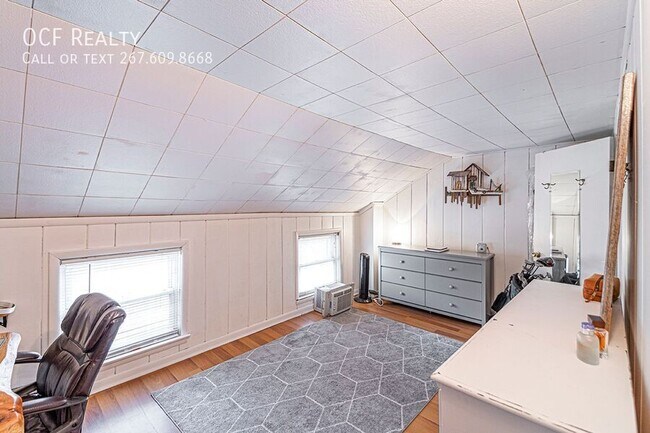 Building Photo - 330 W 3rd Ave