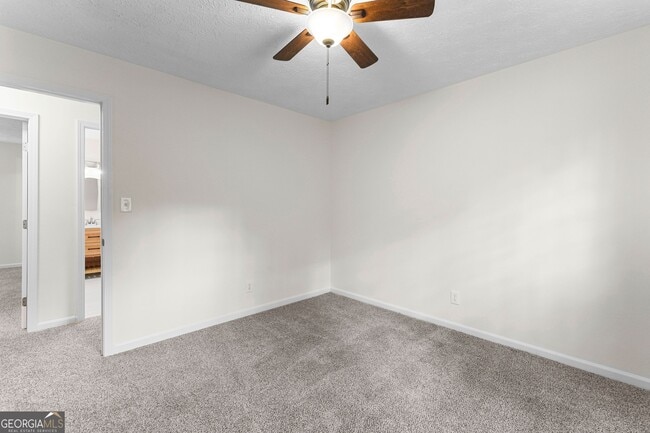 Building Photo - 223 Pinehaven Dr