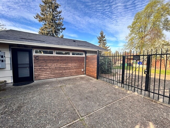 Building Photo - 12701 SE Salmon Ct