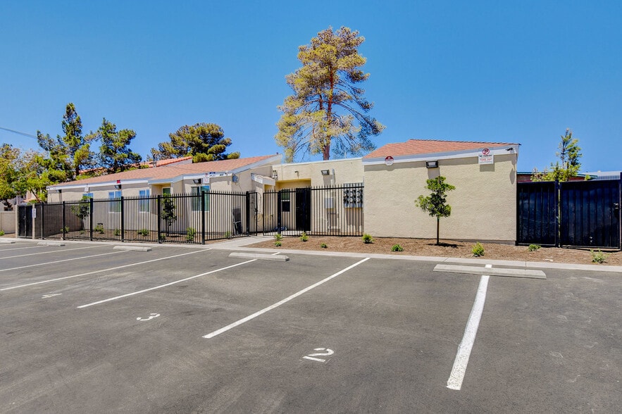 Building Photo - 405 S 10th St