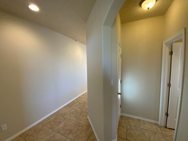 Building Photo - 4 Bedroom Home Available Near Golf Course ...