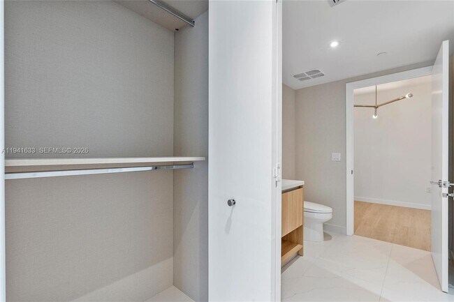 Building Photo - 9901 W Bay Harbor Dr