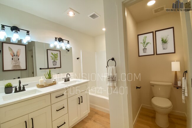 Building Photo - Spacious 4-bedroom, 2.5-bathroom townhouse-style home available in Tacoma!