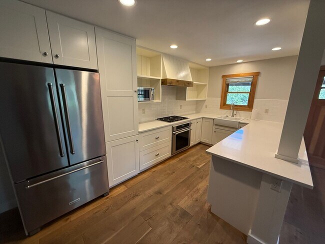 Building Photo - Downtown Craftsman, 3 Bedroom, Air Conditi...