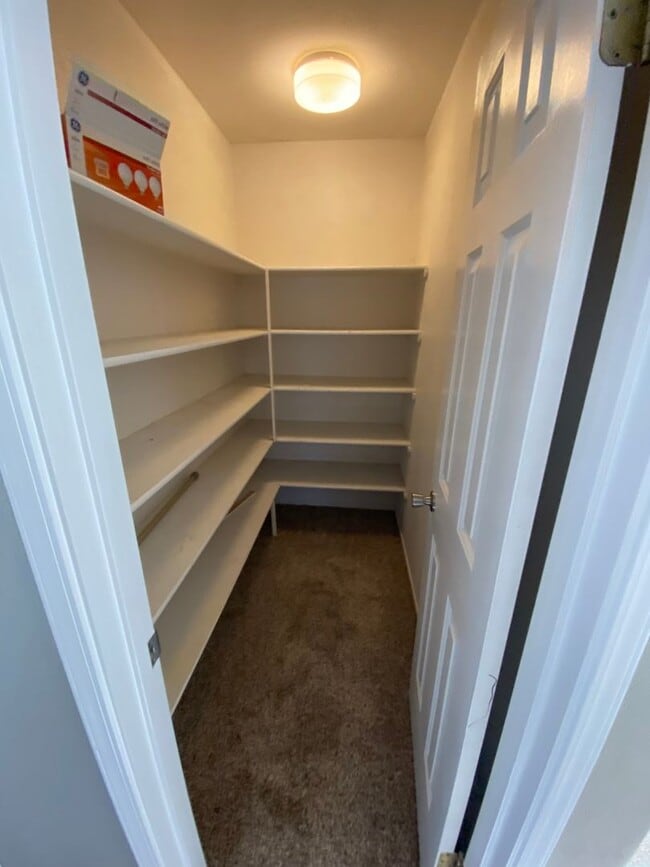 Building Photo - Great North Hanford Location