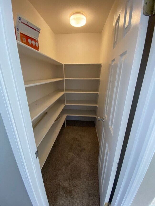 Building Photo - North Hanford, beautiful view and a small pet is ok, what more could you ask for?