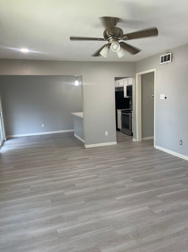 Building Photo - 5826 Sandhurst Ln
