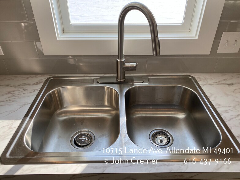 Kitchen Sink Faucet - 10715 Lance Ave