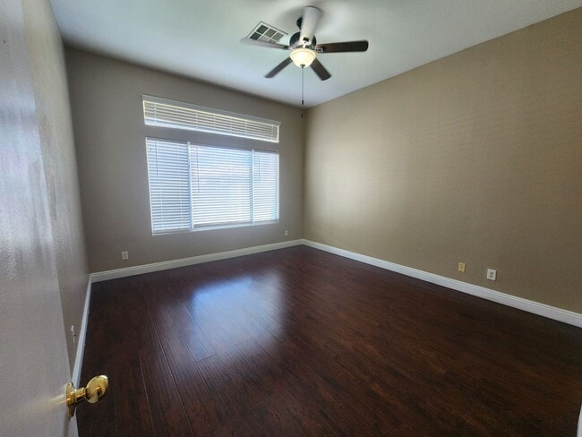 Building Photo - A Fabulous 3 Bedroom Townhome In North Las...