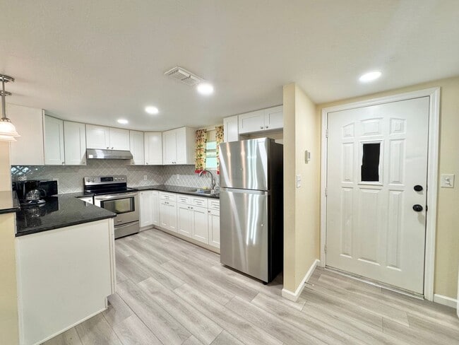 Building Photo - Furnished Apartment - Auburndale
