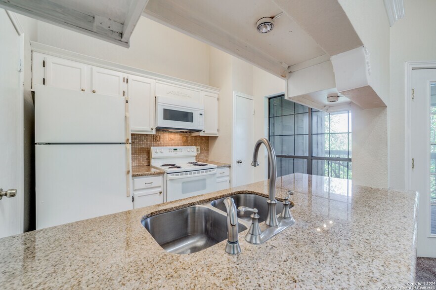 Building Photo - 8611 Datapoint Dr