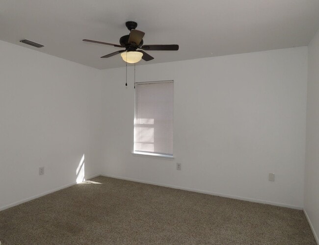 Building Photo - Quaint 3 Bedroom, 1 Bathroom Home in Whitehouse, w/ Shed for Storage