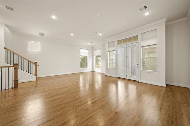 Building Photo - 1034 W 26th St