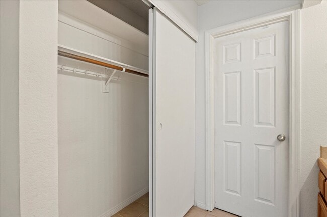 Building Photo - Centrally located Townhome/Fenced Yard