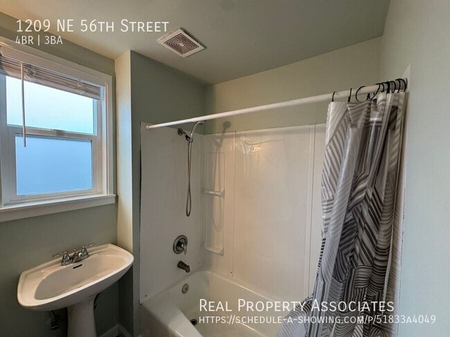 Building Photo - 1209 NE 56th St