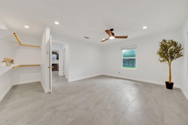 Building Photo - 2610 W Holcombe Blvd