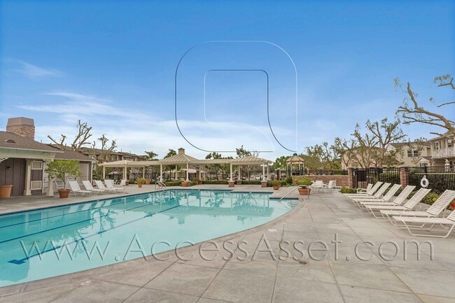 Building Photo - Beautiful 3 Bed/3.5 Bath Condo In Tustin!