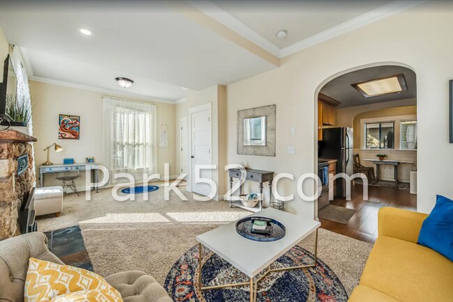 Building Photo - 1 Bedroom Unit in Tacoma Tri-Plex With Washer & Dryer!