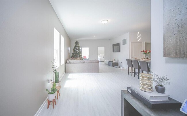 Building Photo - 825 Orchid Grove Blvd