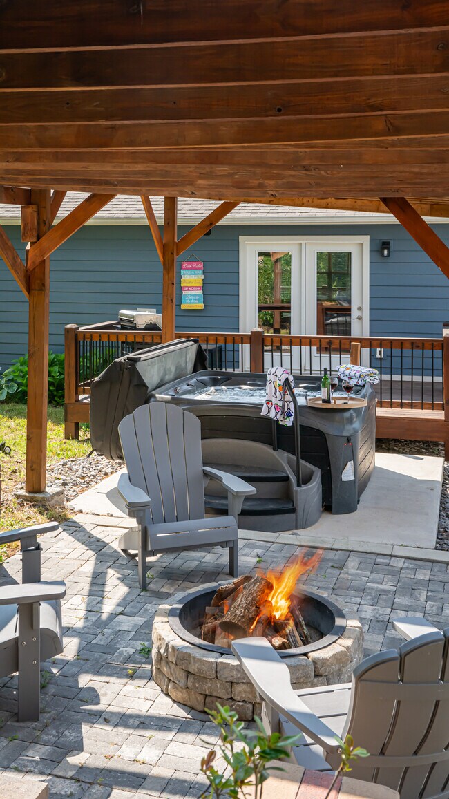 Building Photo - 664 Old Fort Rd