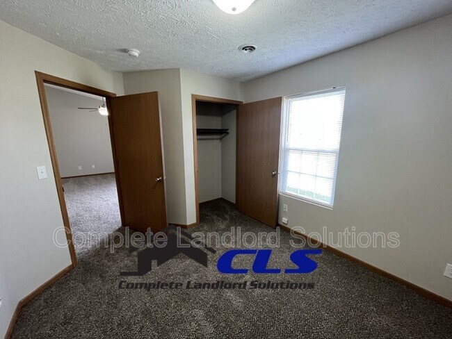 Building Photo - 558 College Ave