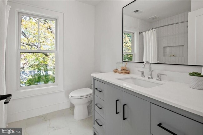 Building Photo - 909 N Irving St