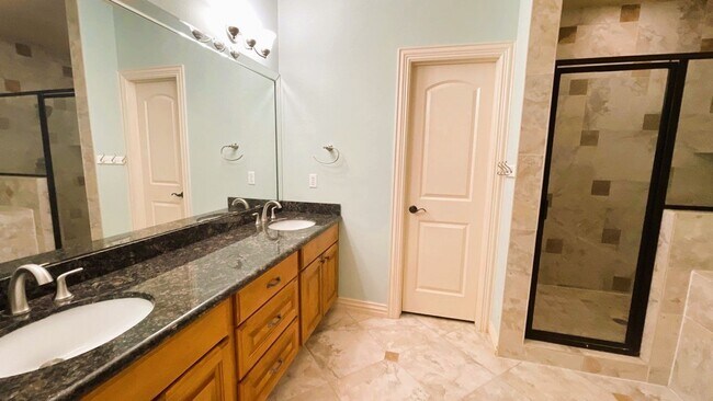 Building Photo - GORGEOUS Townhome in Inner Loop Gated Community **Ask about our NO CASH DEPOSIT option through OB...