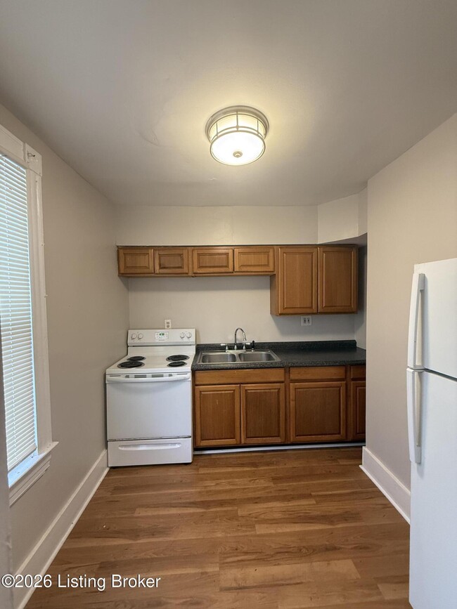 Building Photo - 2547 Bank St