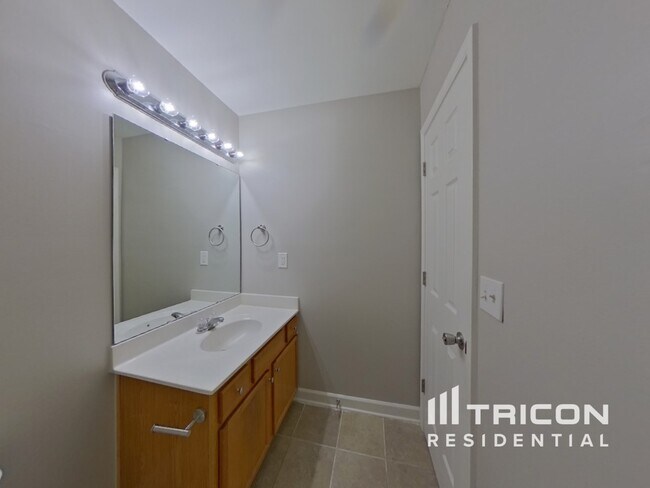 Building Photo - 2045 Sunset Village Dr