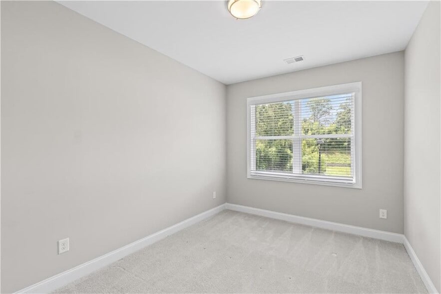 Building Photo - 2410 Lakeshore Ln