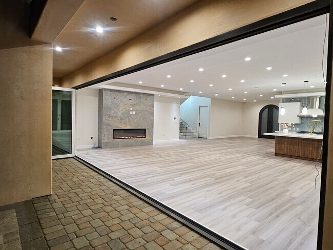 Building Photo - Exquisite 5-Bedroom Luxury Pool Home with ...