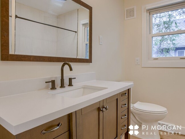 Building Photo - 3 bedroom, 2 bathroom House Available Imme...