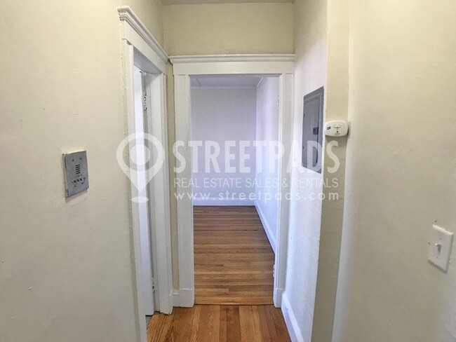 Building Photo - bedroom in Boston MA 02215