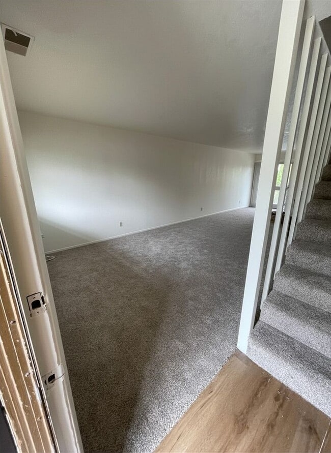 Building Photo - Charming Townhouse (2 Bed / 1.5 Bath)