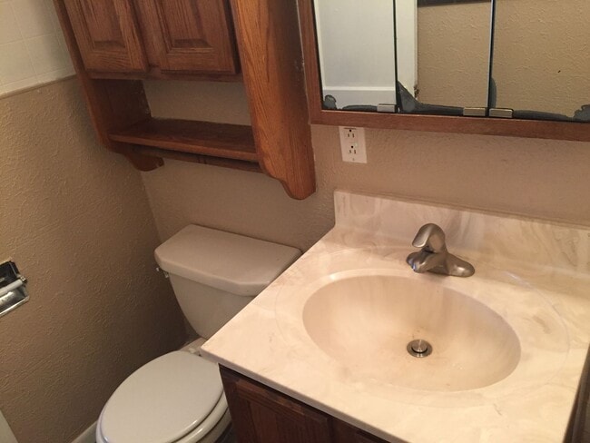 Building Photo - $1000 - 2 Bedroom 1 Bath Duplex - Newly Re...