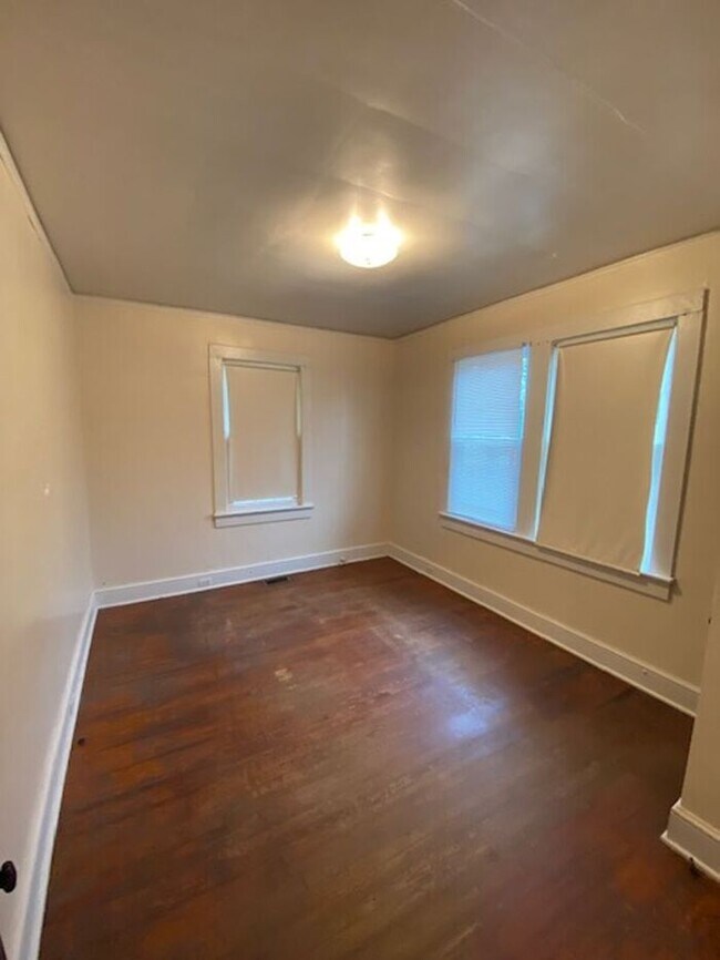 Building Photo - Two Bedroom Duplex in Downtown Woodruff!