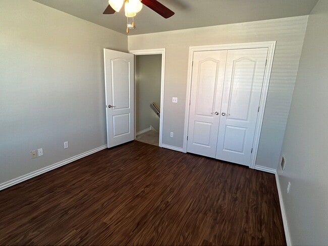 Building Photo - 4 Bedroom 2 Bath Duplex in Mustang!  $1270 Per month!