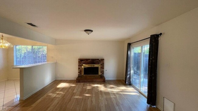 Building Photo - Concord Beautiful 4 bedroom 2 bathroom hom...