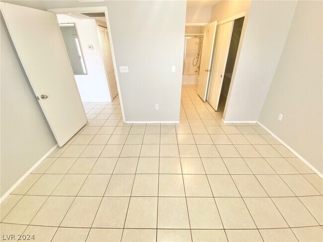 Building Photo - 8070 W Russell Rd