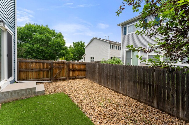 Building Photo - End-unit townhome in Cherry Creek School D...