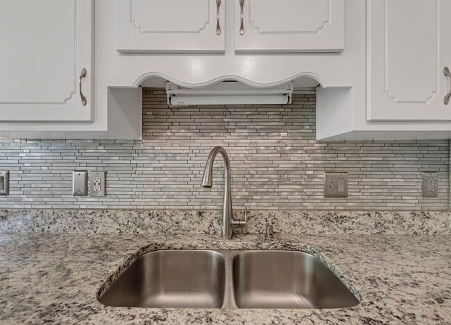 Building Photo - 4501 Parkwood Ln W