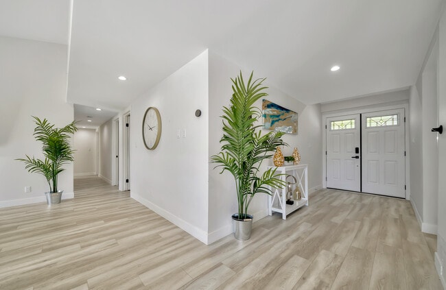 Building Photo - 5565 Ostin Ave