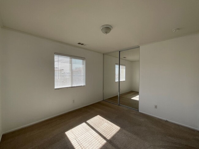 Building Photo - East Palmdale Home