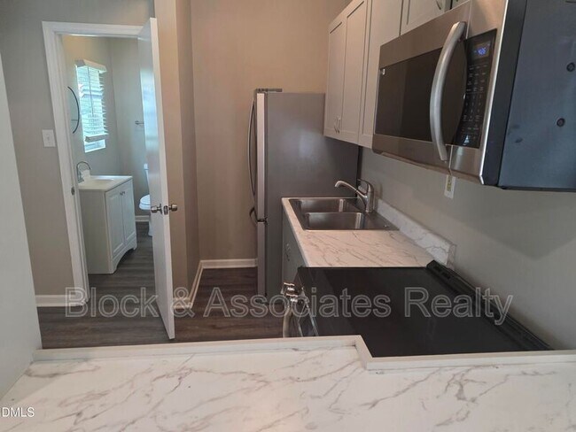 Building Photo - 533 E Nelson Ave
