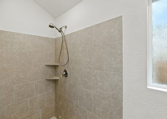 Building Photo - Beautiful 4 Bed, 3 Bath Home - Spacious & ...
